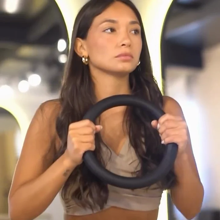 Trabajo con aro de pilates frente a los arcos